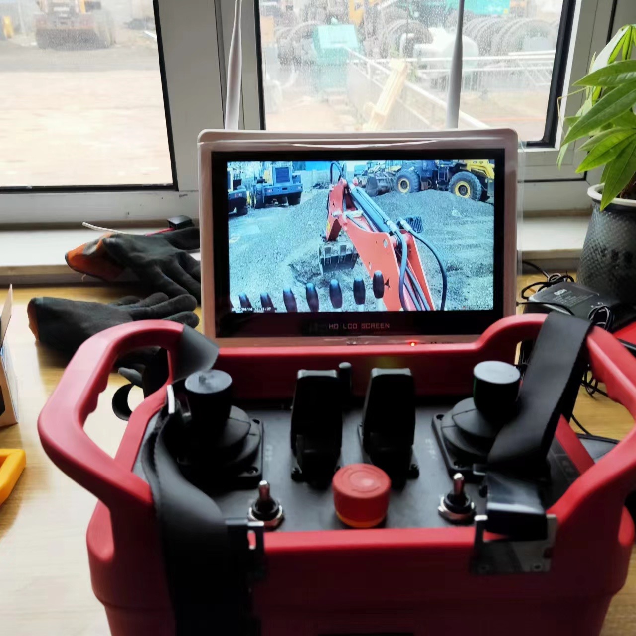 حفارة صغيرة تعمل بالتحكم عن بعد سعة 1.7 طن