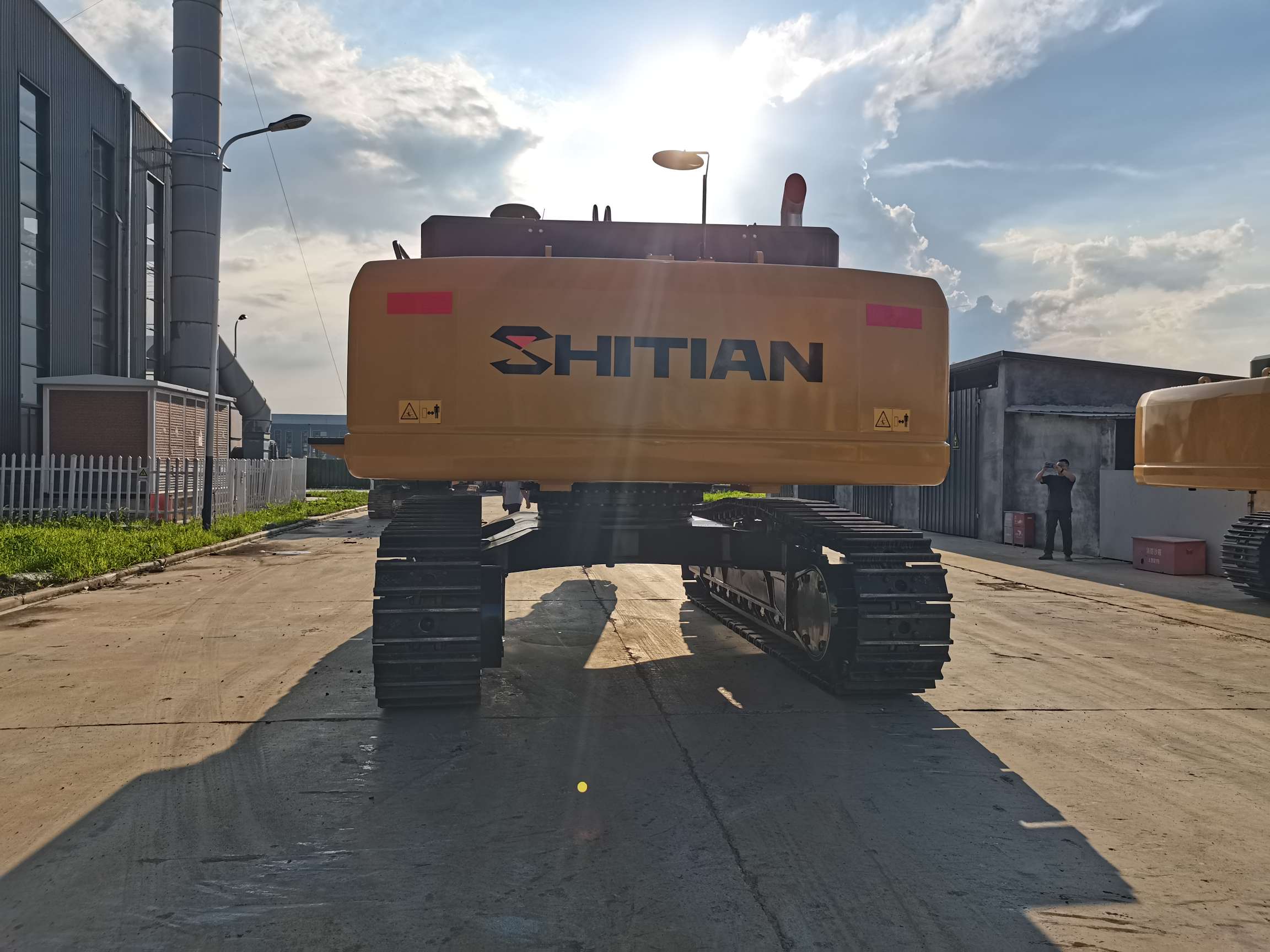 68-тонный гусеничный экскаватор