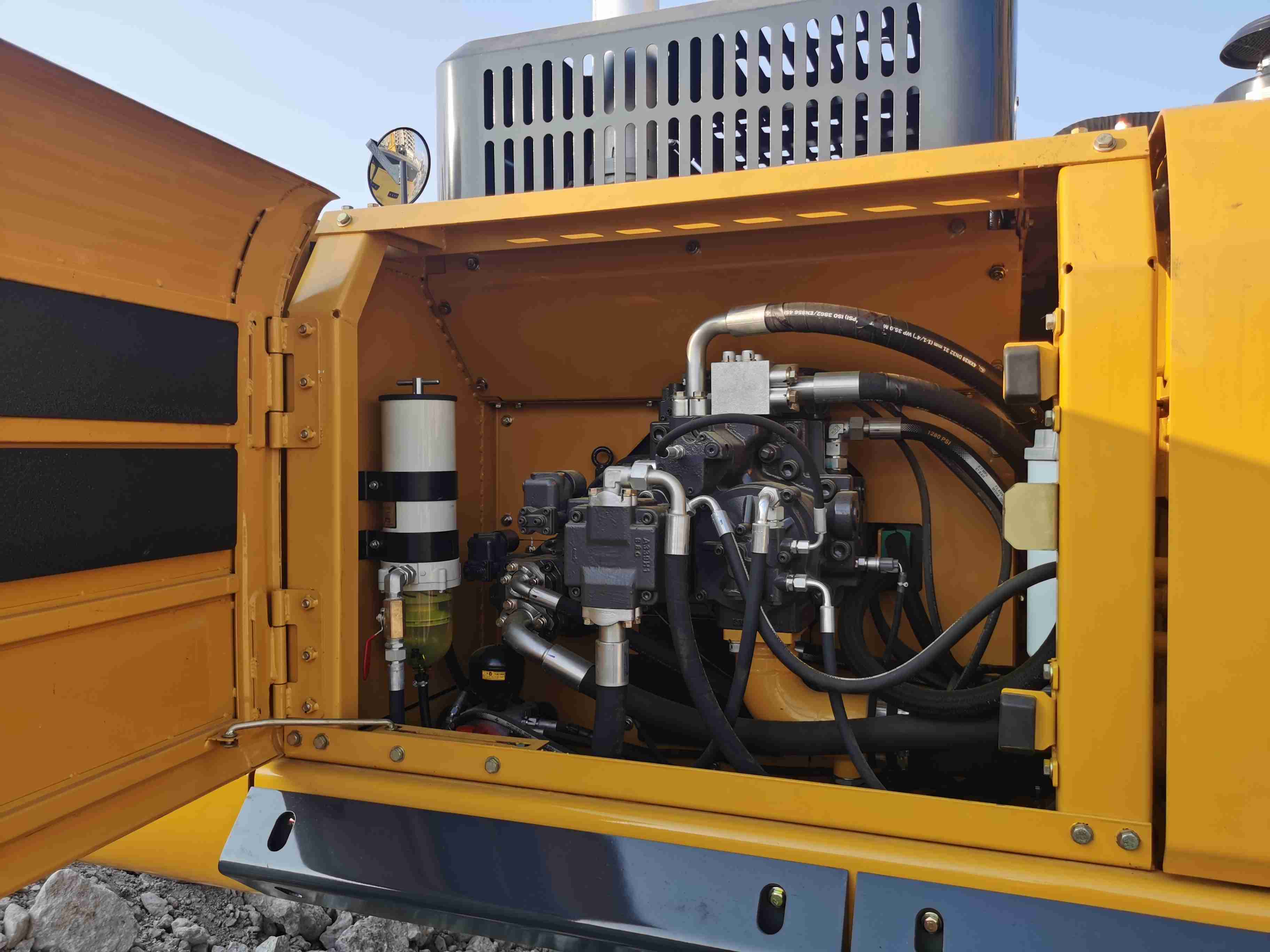 68-тонный гусеничный экскаватор