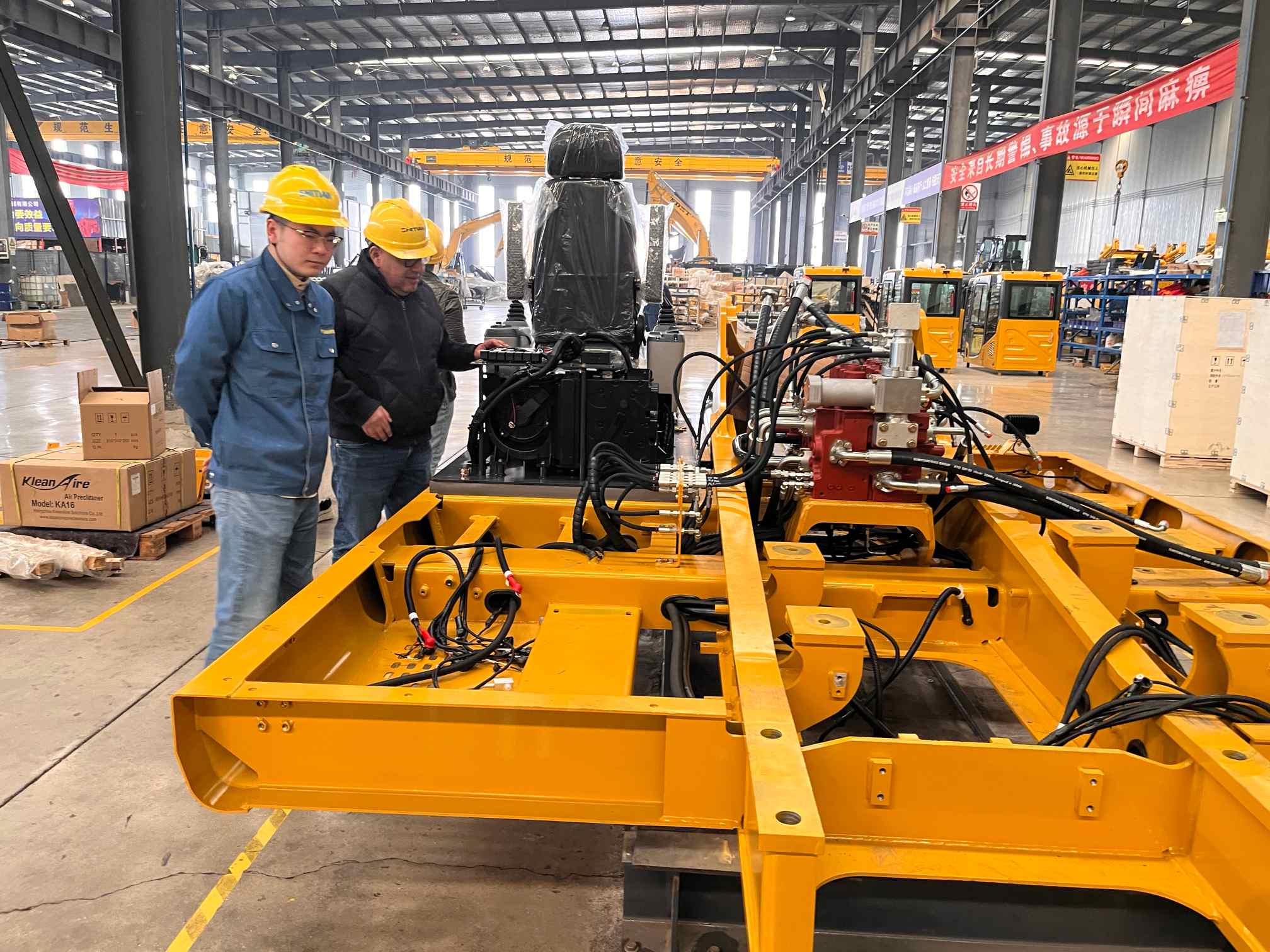 Warmly Welcome Ecuadorian Clients to Visit Our Factory