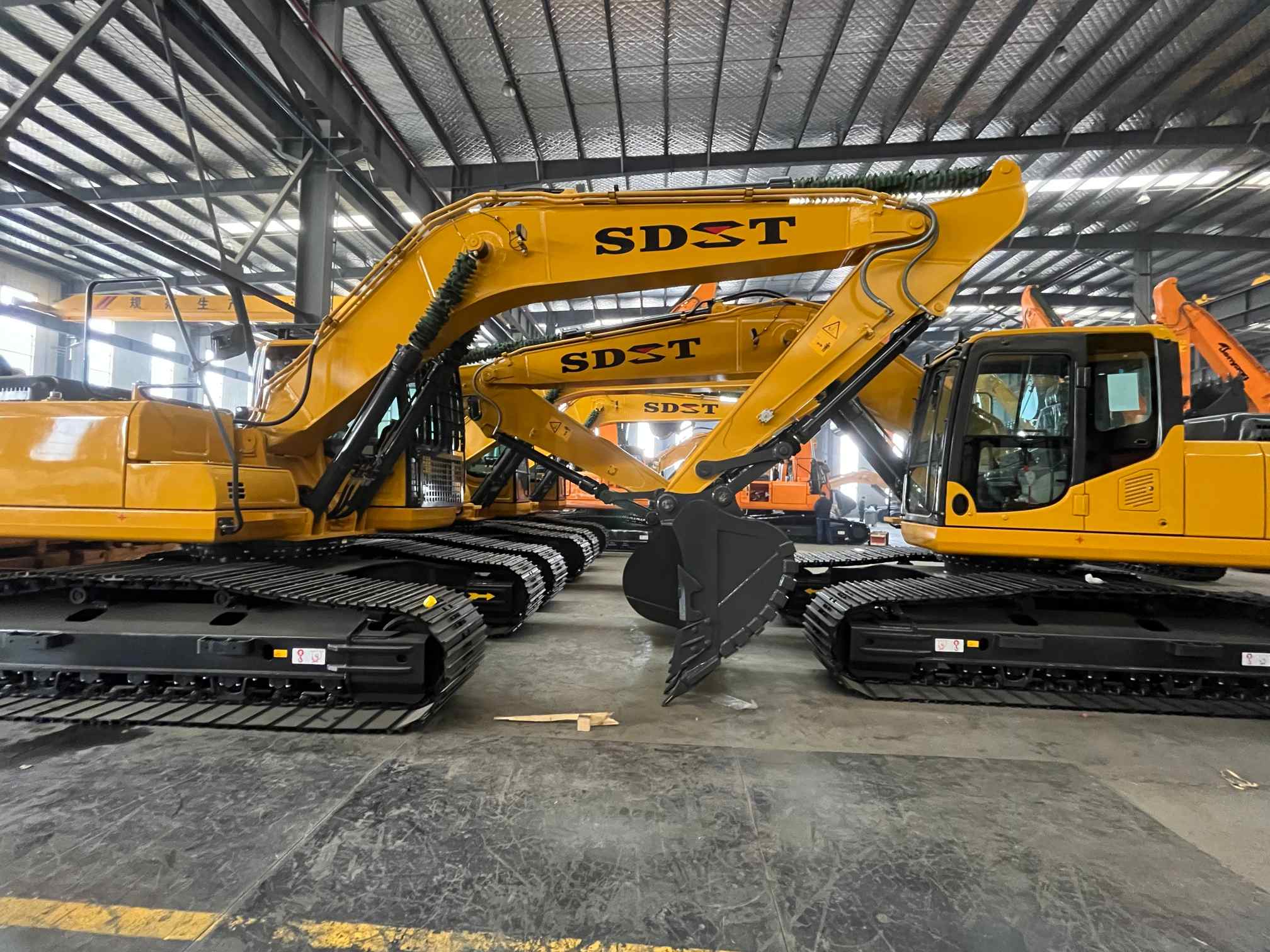 حفارة هيدروليكية متوسطة الحجم وزنها 37 طنًا